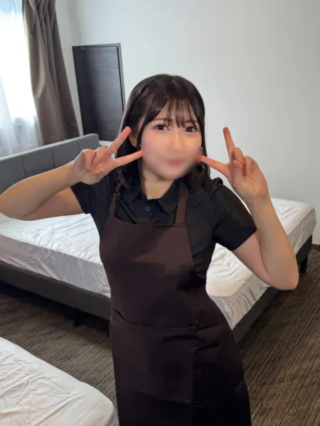 FC2PPV 4930994 把硬得发烫的鸡巴给酒店清洁女孩看，她一好奇我们就中出做爱了