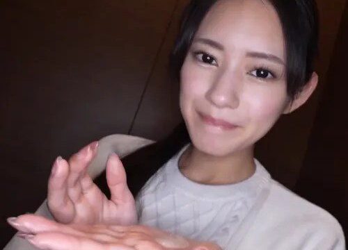 FC2PPV 4933213 アイドル顔負けのスレンダー美女との生々しい避妊なし中出し本気セックスの極秘映像『八掛〇み』